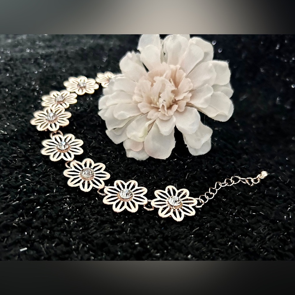 Delicate Rose Gold Colored Floral Link Bracelet - - Picture 8 of 9